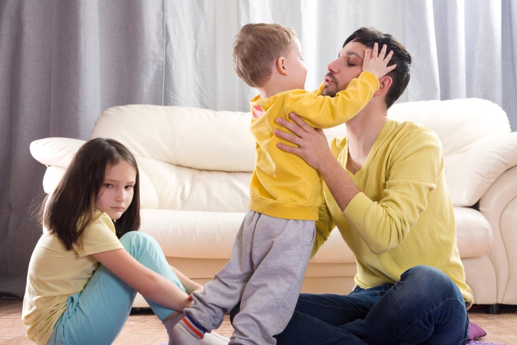 چگونه از حسادت در بین فرزندانم جلوگیری کردم؟ - وبلاگ لامسا