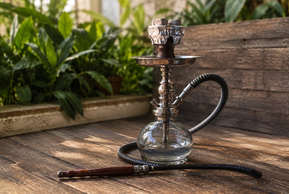 چیدمان قلیان در سالن باغ